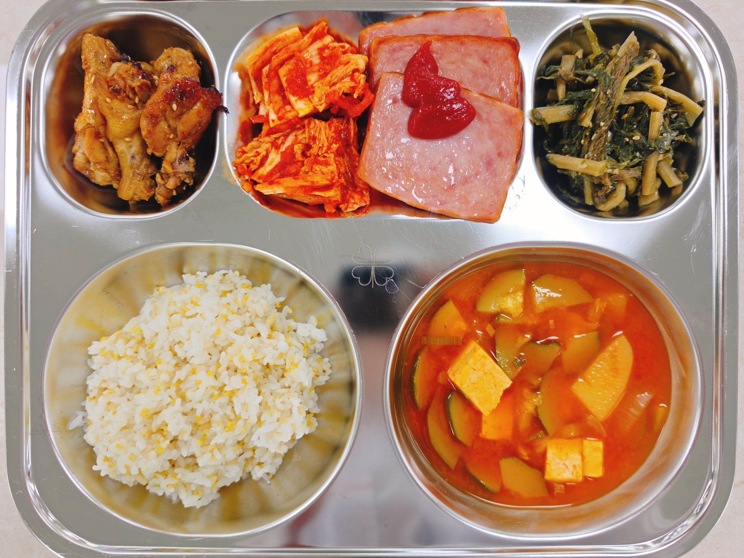 기장찹쌀밥
호박고추장찌개(5.6)
닭봉간장조림(5.6.15)
싸먹는햄구이(5.6.10.16.18)
&케찹(5.12)
시래기된장지짐(5.6)
배추김치(9)_이미지