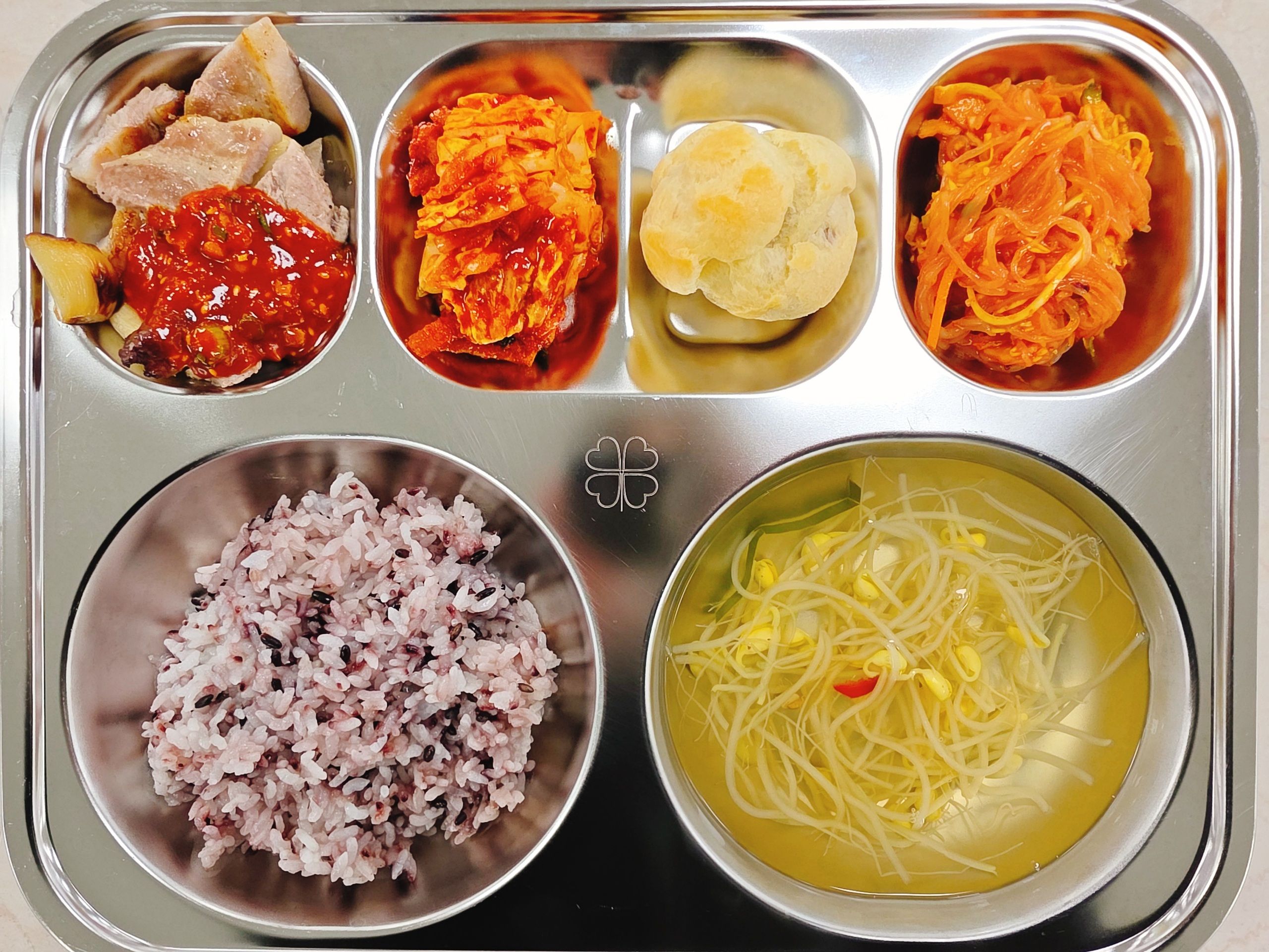 흑미찹쌀밥
맑은콩나물국(5)
삼겹살통마늘구이(10)
&쌈장(5.6)
실곤약야채무침(5.6)
보쌈김치(9.19)
쿠키앤크림아이스슈
(1.2.5.6)_이미지